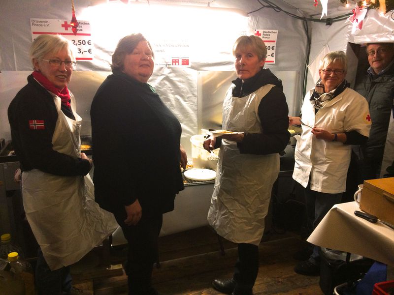 Helfer beim Weihnachtsmarkt Helfer beim Weihnachtsmarkt