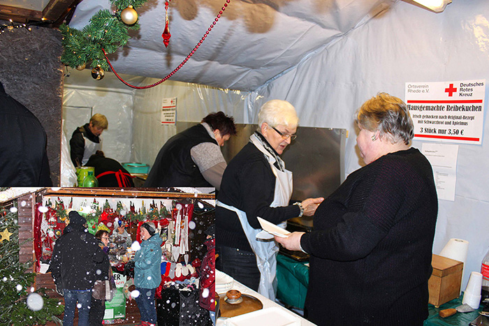 Reibeplätzchen-Stand auf dem Rheder Weihnachtsmarkt Reibeplätzchen-Stand auf dem Rheder Weihnachtsmarkt