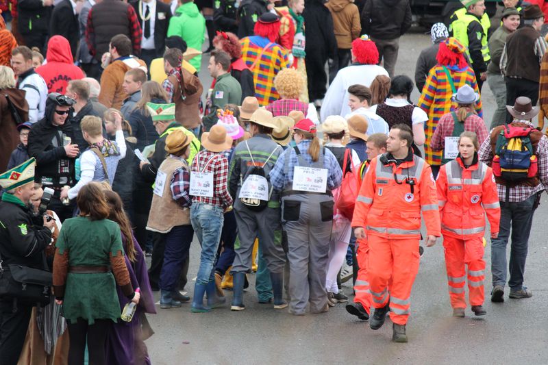 DRK Helfer im Einsatz beim Karneval DRK Helfer im Einsatz beim Karneval